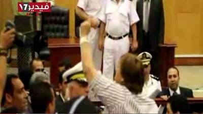 بالفيديو.. مصرية تخترق حرس المحكمة وتصل لحسني مبارك صارخة: «أبوسه.. عايزه أبوسه»