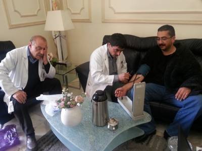 فريق طبي يزور الصحافي عدنان برية