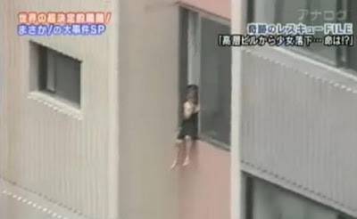 بالفيديو.. .. طفلة تلعب الغميضة تسقط من نافذة الطابق السادس من برج سكني