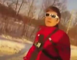 بالفيديو: مغامرة متهورة لمغامر بولندي يربط نفسه في قطار مسرع ليتزلج على القضبان