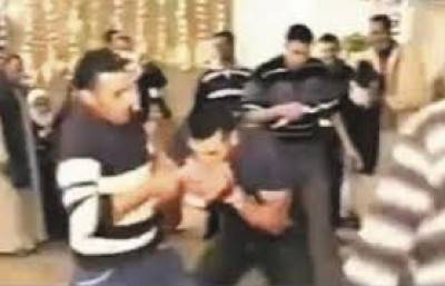 بالفيديو.. أثاروا جدلا عالميا.. معازيم عرس مصريين يأكلون دجاجة حية