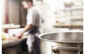 طاه صيني يضيف مبيد حشري بدلاً من الصلصة أثناء الطهي!