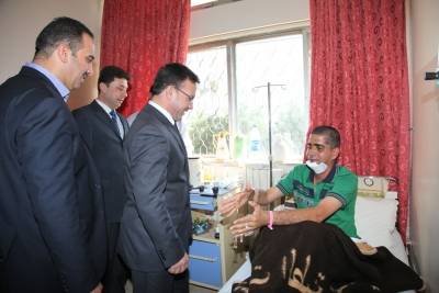 وفد من النواب يزوير مصاب من قوات الدرك