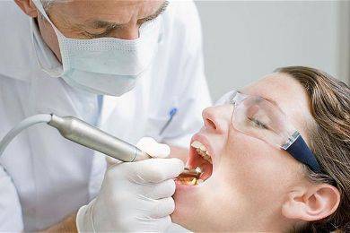 طبيب أسنان ألماني يخلع 20 سناً بدون موافقة صاحبها