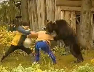 دب يلتهم امرأة .. فيديو