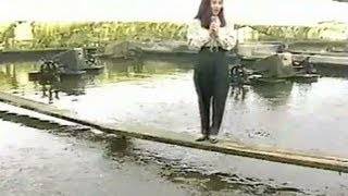 شاهد بالفيديو : سقوط مذيعة على الهواء مباشرة في بحيرة اسماك 