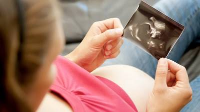 أم تجبر ابنتها المراهقة على الحمل “نيابة” عنها