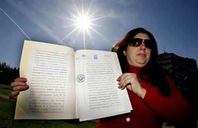 اسبانية تدعى انها تملك الشمس وتنوى جمع الضرائب من كل البشر المستفيدين من خدماتها