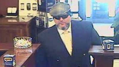 يسرق بنكا ويوزع الأموال على الفقراء