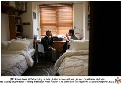 الملك يزور ولي العهد بمكان دراسته