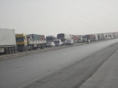 العقبة: سائقو الشاحنات يضربون احتجاجا على إغلاق الصحراوي