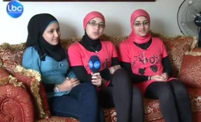 بالفيديو.. كذبة تستمر لـ 10 سنوات تنتهي بلقاء شقيقتين توأم.. مستشفى يبدل أطفال عائلتين