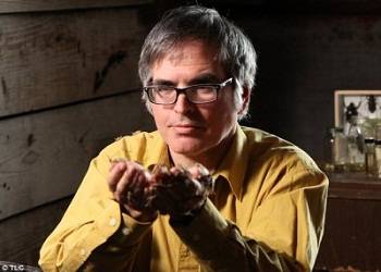 بالفيديو والصور | رجل يدمن أكل الحشرات ويستهلك خمسة آلاف نوع خلال 11 عاما