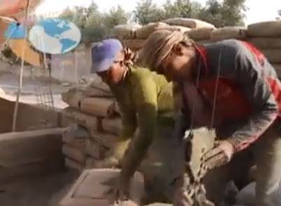 بالفيديو: فتاة فلسطينية تعمل في رفع الاسمنت بغزة لكي لا تمد يدها للاخرين