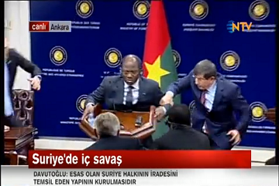 بالفيديو .. وزير خارجية بوركينا فاسو يفقد وعيه أثناء مؤتمر صحفي وأغلو يهب لنجدته