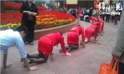 مدير صيني يجبر موظفيه على الركوع والزحف أمام الملأ صور