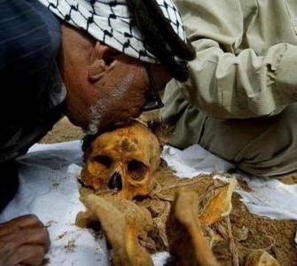 فلسطيني يقبل جمجمة ابنه التي احتجز جثته العدو الصهيوني 35 سنة