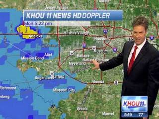 بالفيديو.. موقف محرج لمذيع نشرة جوية يصاب بـ الحازوقة على الهواء مباشرة