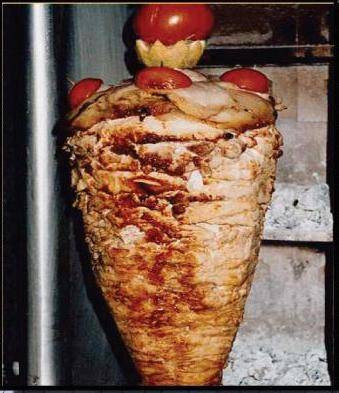 توقيف صاحب محل شاورما معروف في اربد بعد ضبط لحوم فاسدة و لم يغلق حتى الان