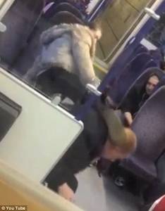 بالفيديو والصور.. جزاء الخيانة: امرأة تعتدي على رفيقها