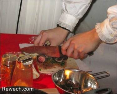 بالصور : يقطع عضوه الذكري ويقدمه وجبة عشاء مقابل ...؟!