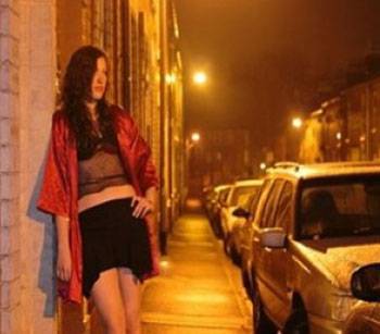 مصر أم تستثمر بناتها في الدعارة والزبائن يجلبهم الإبن