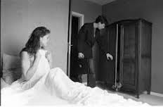 عاد الزوج إلى المنزل فوجد عشيق زوجته داخل دولاب غرفة نومه عاريًا