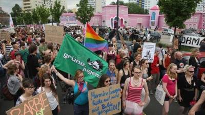 نساء يتعرين احتجاجا على بناء بيت للعبة باربي ...صور