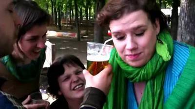 بالصور والفيديو.. فتاة تشرب من أذنيها