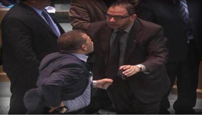 بالفيديو .. النائب شادي العدوان للنائب طلال الشريف  والله لألعن أبوك يا قواد يا ابن القواد !!!!!!!!