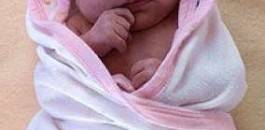 امرأة تشق بطن سيدة حامل وتسرق جنينها