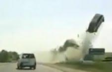 بالفيديو.. فقد السيطرة على السيارة فطارت في الهواء من قوة الصدمة