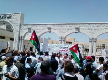 وقفات احتجاجية في الكرك تطالب بعدم رفع الأسعار