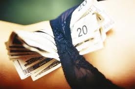 يستأجر فتاة بائعة هوى ليمارس معها الجنس ثم يكتشف أنها .. ابنته !!