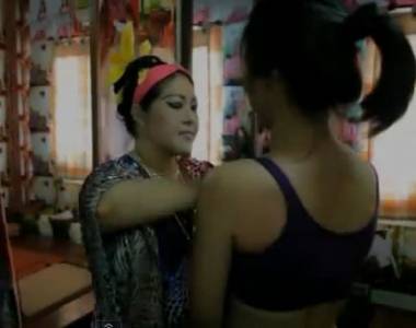 بالفيديو..صفع الثديين والمؤخرة لتكبيرهما..!