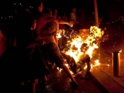 بالفيديو.. راهب بوذي يشعل النار فى نفسه احتجاجًا على ذبح الأبقار في سريلانكا