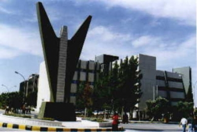 جامعة اليرموك: ترغم طلابها على شراء ارواب التخرج او دفع غرامة (40)دينار