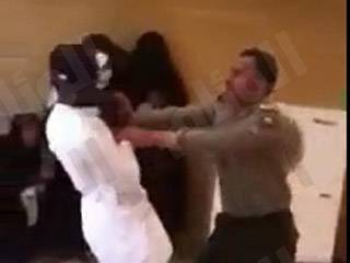 فيديو  موظف سعودي ينهال على المراجعين رجال ونساء بالحزام!