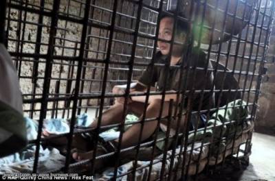 بالصور.. اسرة تحتجز ابنها في قفص لمدة 20 عاما