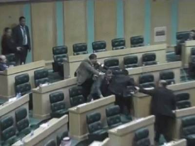 فيديو من الآخر .. تعليق رياضي على مباراة الملاكمة التي جرت تحت قبة البرلمانفيديو