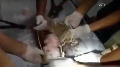 بالفيديو ... إنقاذ رضيع بأعجوبة من ماسورة للصرف الصحي في الصين