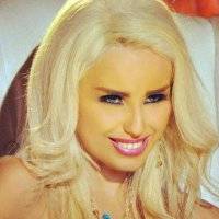 بالصورة نتنياهو على كعب حذاء الفنانة منار