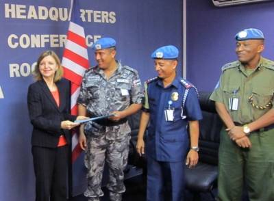 الممثل الشخصي للامين العام للأمم المتحدة في ليبيريا تكرم أحد أفراد قوات الدرك