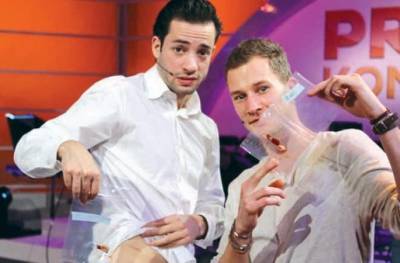 بالفيديو مذيعان يأكلان بعضهما أثناء برنامجهما التلفزيوني!