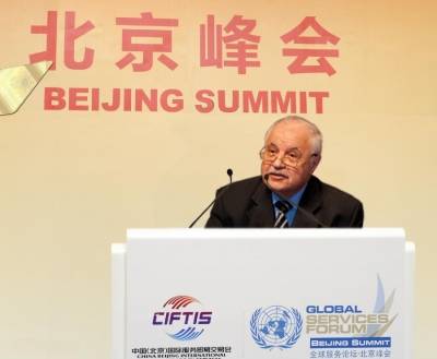 أبوغزاله يترأس جلسة حوارية رفيعة المستوى في المنتدى العالمي للخدمات في بكين