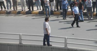 بالصور .. مواطن يحاول القاء نفسه من على دوار الداخلية ..