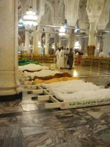 صلاة الجنازة على المتوفين الاردنيين من المعتمرين في المسجد الحرام بمكة ودفنهم صور