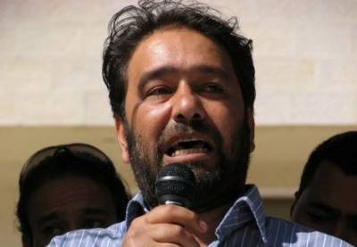 شاهد الناشط الحراسيس.. فيديو صادم يشتم فيه الذات الالاهية ويعتدي على رجال الأمن