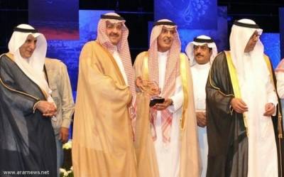 الفنان التشكيلي أحمد السلامة يوظف أعماله لخدمة الإسلام ونصرة الرسول يرسم جدارية أسماء الله الحسنى بأسلوب التنقيط ويبتكر خط عربي جديد