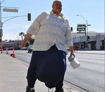 بالصورة ...رجل أزال خصيتيه... وزنهما 63 كيلوغراماً